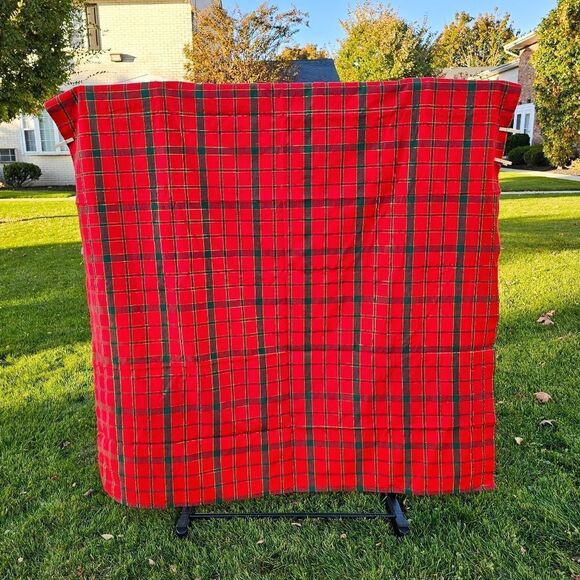 Y2K Holiday Plaid Tablecloth W. Gold Metallic Thread Detail. - Picture 2 of 15